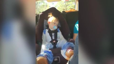 Tot Girl Wakes Up When The Music Starts And Makes Party In A Car