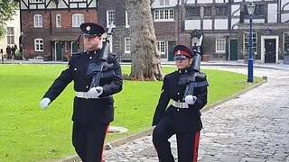 39 engineer regiment female guard changing of the guard #toweroflondon