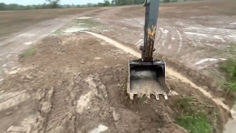 ESTOURANDO REPRESA💥 TRABALHANDO NA CHUVA 🌧 Escavadeira hidráulica op iago-3