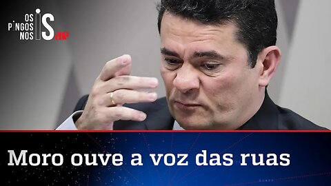 Moro é recebido com vaias e gritos de "traíra" em aeroporto