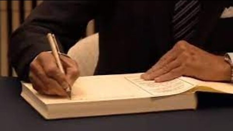 Biden Copies Words On Pre-Written ‘Cheat Card’ Into Condolence Book For Queen Elizabeth