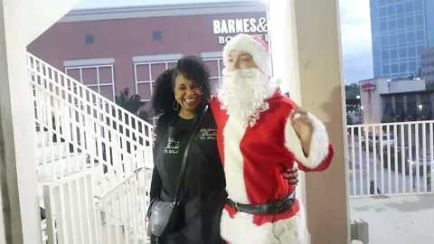 Hood Santa fights Mall Santa