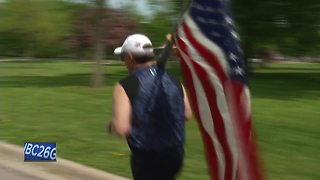 'Flag man' inspires runners, fans at Fox Cities Marathon