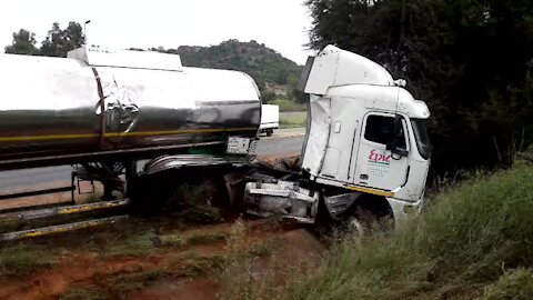 SOUTH AFRICA - Johannesburg - Tanker recovery on highway (Video) (JQM)