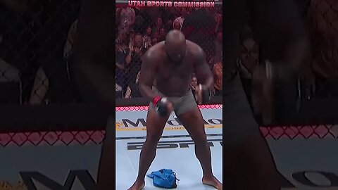 Derrick Lewis throws so hot 🔥 he has to drop his shorts