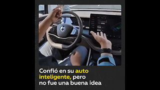 Conductor se fía de auto inteligente y se arrepiente