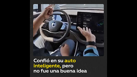 Conductor se fía de auto inteligente y se arrepiente