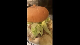 Homemade cheeseburger 🍔 😋. Hamburguesa con queso 🍔😋. #homemadecheeseburger