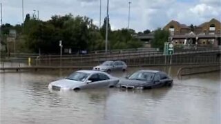 Estrada em Londres fica inundada após rompimento de canos