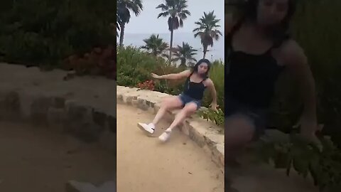 #fails Queen snaps her ankles & Powdered her Knees