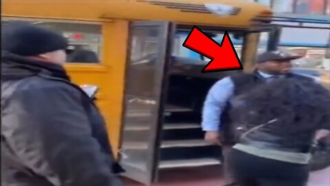 Bus driver violently throws chìld off bus
