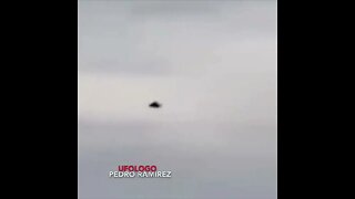 UFO SIGHTING 🛸 A Pleadian type Ship Quickly crosses very close to the Beach 🛸