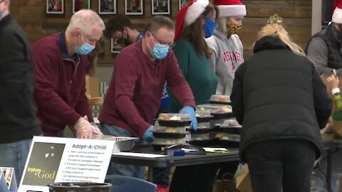 Volunteers deliver 500 Christmas dinners all over the Green Bay area