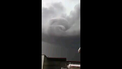 Tornado: Gnarly video of a Tornado forming.