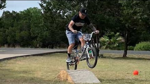 Ciclista falha salto de bicicleta com muito estilo!