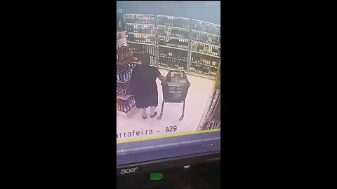 WOMAN SHIT INSIDE SUPERMARKET SURVEILLANCE CAMERA FILM EVERYTHING