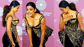 OOPS... Bahar Agaye 🤪😱 Rashmika Mandanna Suffers Biggest OOPS. Moment At Nita Ambani Cultural Event