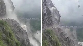 Intense rockslide caught on camera in Himalayan Pass