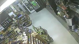 Suspect pulls gun on clerk in Ridgecrest