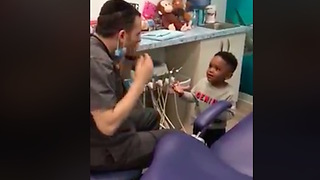 Deze tandarts maakt een bezoek voor kinderen wel heel erg aangenaam