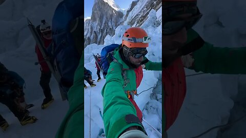 This is how cracks are overcome while climbing Everest, at the Khumbu Icefall 🥵