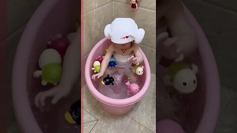 Baby bath time with floating toys #BabyBathTimeFun #FloatingToyAdventures#SplishSplashBabyBath