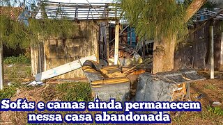 ruínas de uma casa abandonada ainda mantém sofás cama e beliche