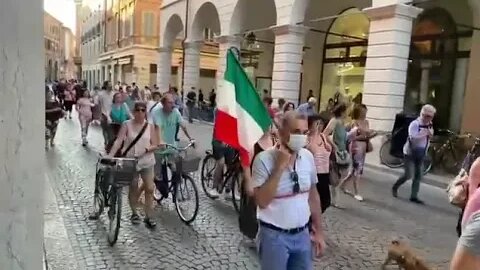 Modena protesta contro il Green Pass. Presenti anche tanti vaccinati