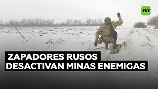 Zapadores rusos desactivan explosivos para crear rutas seguras en los campos minados del enemigo