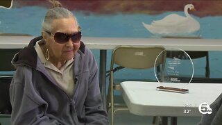 Every day for 15 years, blind volunteer calls people on their birthdays