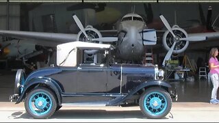 Old Fords at WW2 airplane collection - Sanders Aeronautical tour