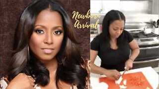 Keisha Knight Pulliam Cooks Some Yummy Vegan Burgers 😍