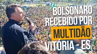 Bolsonaro é recebido por multidão em Vitória