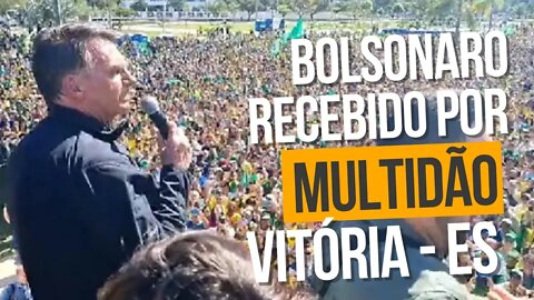 Bolsonaro é recebido por multidão em Vitória