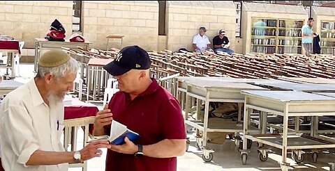 Astonishing Jerusalem Outreach! Messianic Rabbi Zev Porat Witnesses in Jerusalem...