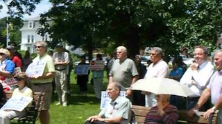 Full crowd pan Stand up for Religious freedom rally leominster.AVI