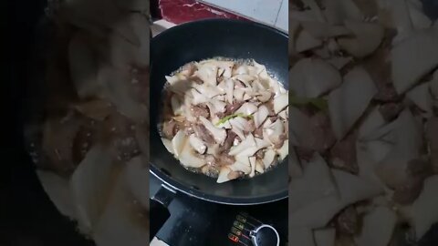 杏鲍菇炒肉。Stir-fried Pork with King Oyster Mushroom