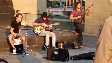 Street band puts on incredible perfomance in Cologne, Germany