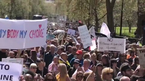 REINO UNIDO - Milhares de Pessoas Protestam em Londres contra o inicio de um PASSAPORTE de VAVINAÇÃO