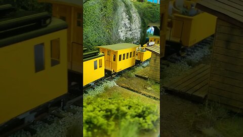 Banana Train Pt 2. No need to stop! #shorts #on30 #modelrailwaymonday #modelrailroadmonday