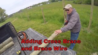 Cross brace and brace wire in fencing
