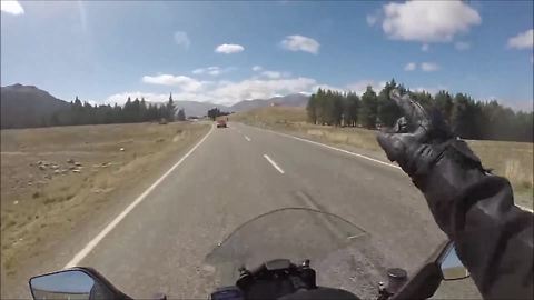 Motorcyclist avoids extremely close call on New Zealand highway