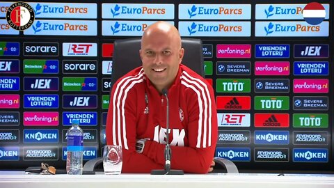 Vraag aan Arne Slot: 'Is het beschamend dat Feyenoord nog geen linksback heeft?'