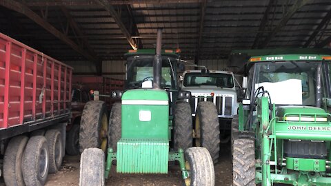 A quick look inside Barn John Deere 4840