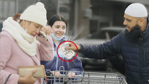 Spreading Generosity: Muslim Gives Back by Paying Entire Groceries for Strangers!