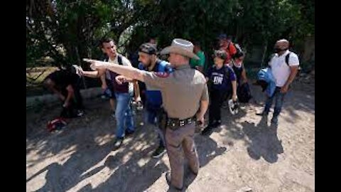 US Sues Texas After It Blocks Transport of Migrants in State