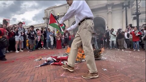 AMERICAN PATRIOT TRY SAVING BURNT U.S. FLAG🏛️🔥🇺🇸🏃🔥FROM PRO-HAMAS RADICALS🥷🇵🇸🧟‍♂️💫