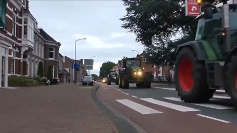 Breaking now: 🚜 #DutchFarmers convoy in OssFarmers are not giving up!