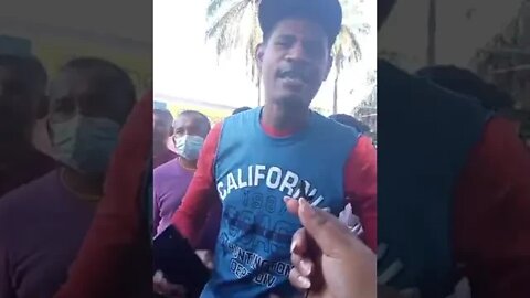 Migrantes piden a las autoridades mexicanas sus permisos de tránsito para salir de Tapachula, México