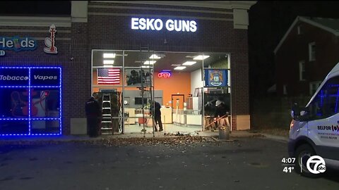 Attempted smash-and-grab robbery at Dearborn Heights gun store caught on tape